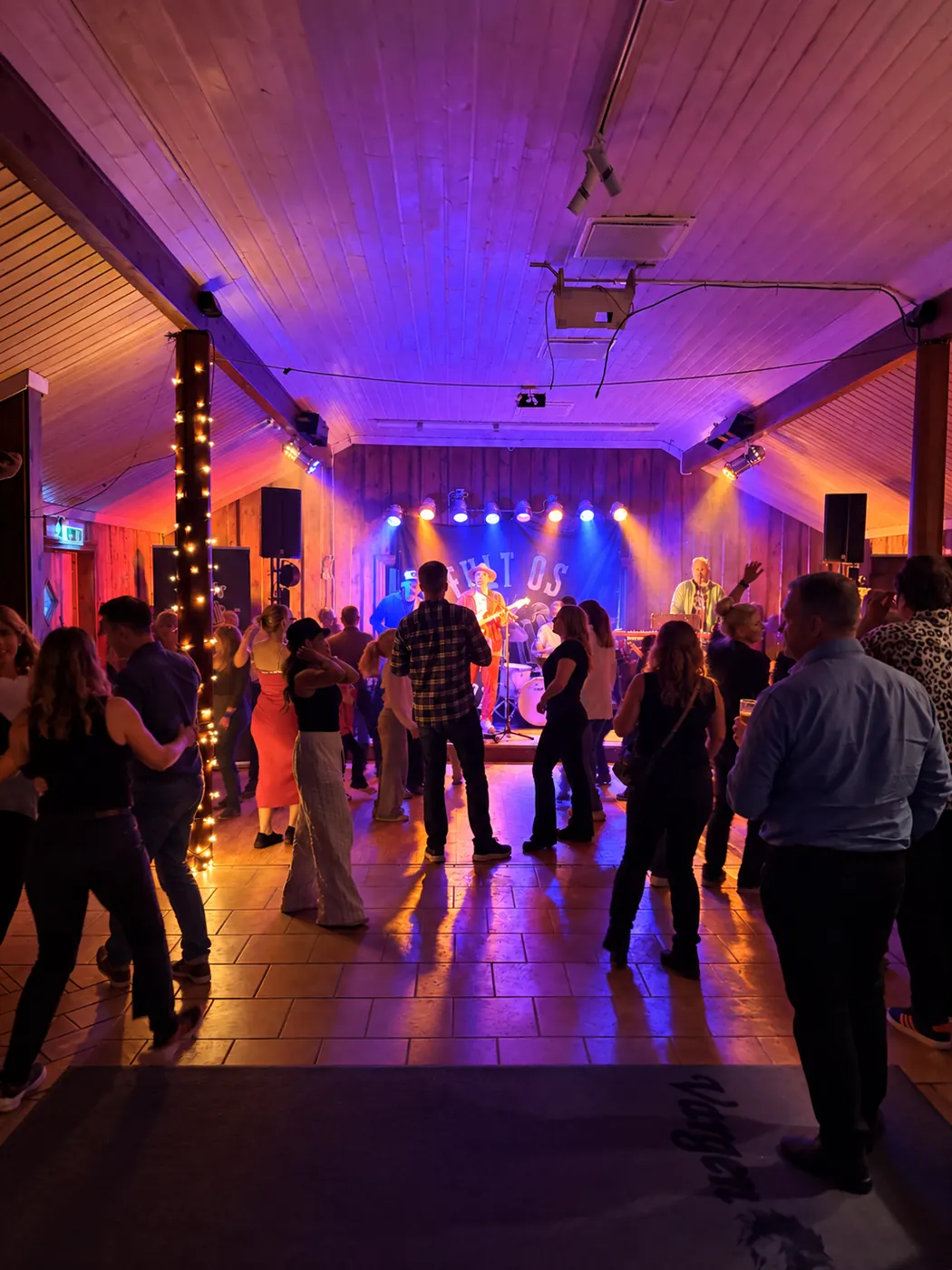 Fullt på dansgolvet framför scenen på Vargen en kväll med livemusik