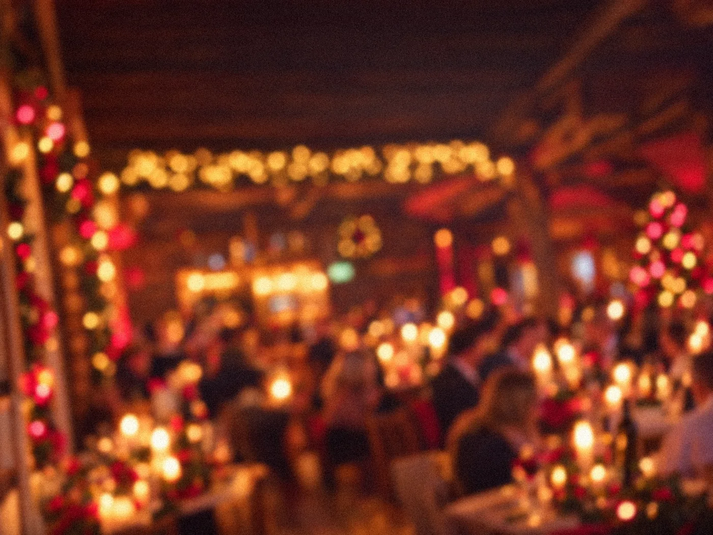 Suddig julstämning i Vargens matsal, julljus i rött och guld