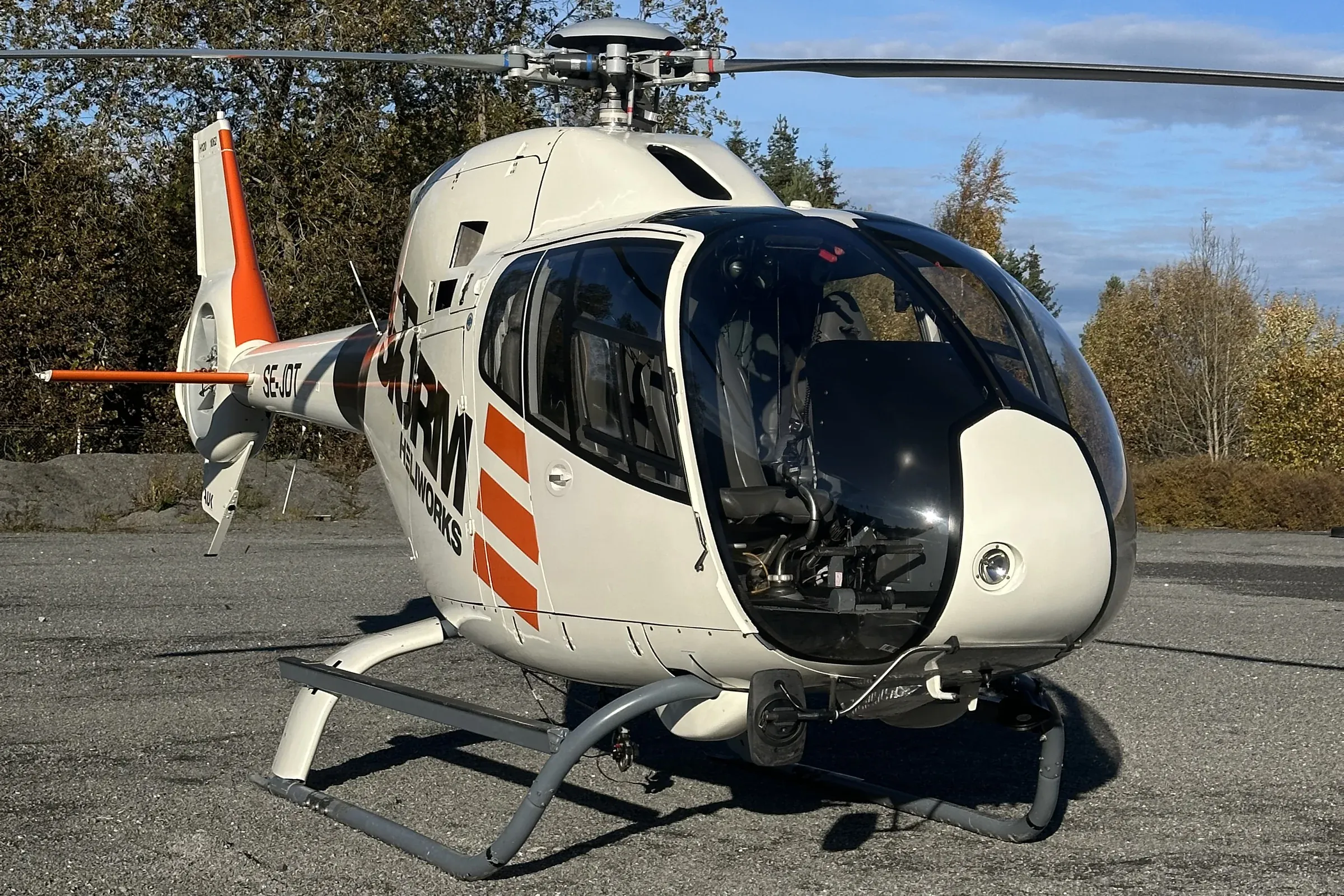 Storm Heliworks helikopter på marken i höstsol